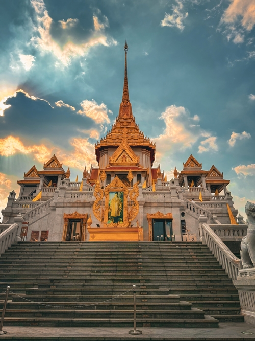 Wat Traimit Golden temple stairs